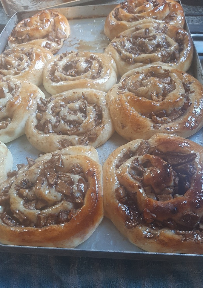 Una foto de Rolls de manzana y canela
