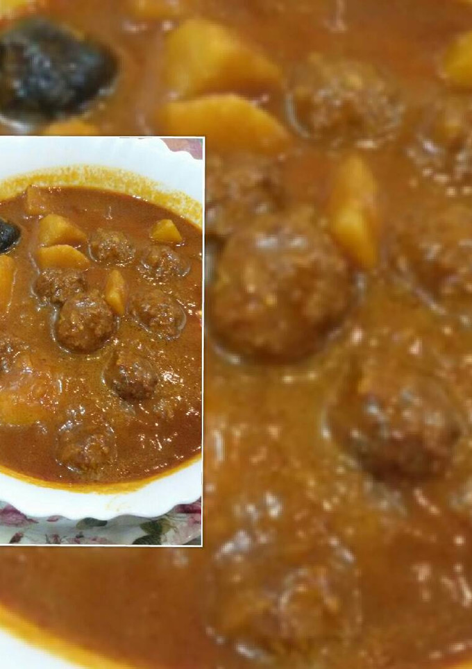 صورة لوصفة مرقة كفتة لحم بالبطاطا والباميا🍜
