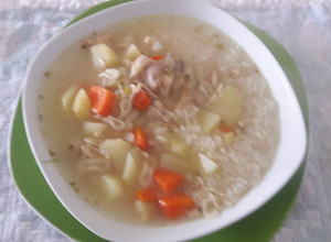 Una foto de Caldo de pollo y arroz...🍽🍜