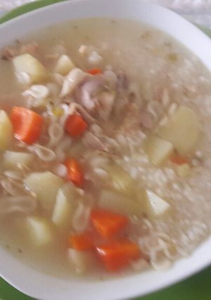 Una foto de Caldo de pollo y arroz...🍽🍜