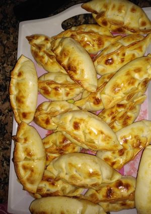 Una foto de Empanadas de pollo 😋