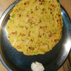 A picture of Rava utpam with coconut chatni.