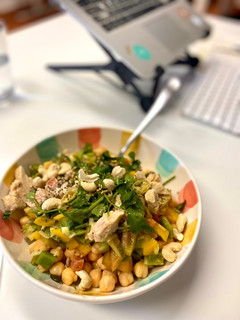 Una foto de Ensalada de garbanzos con vinagreta de verduras y bonito - Semana 23 de embarazo