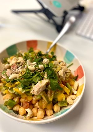 Foto principal de Ensalada de garbanzos con vinagreta de verduras y bonito - Semana 23 de embarazo