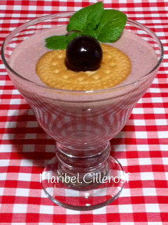 Una foto de Cerezas del Jerte batidas con leche y galletas