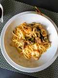 Tallarines con ternera y gambas