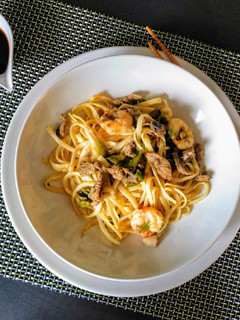 Una foto de Tallarines con ternera y gambas