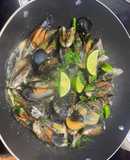 Mejillones con leche de coco, lima, curry y perejil