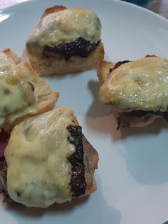 Una foto de Montadito de lomo de cerdo con queso