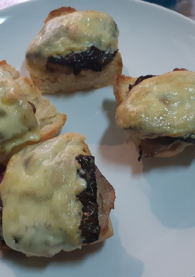 Una foto de Montadito de lomo de cerdo con queso