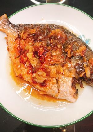 Hình của món Cá chim rim mắm tỏi.