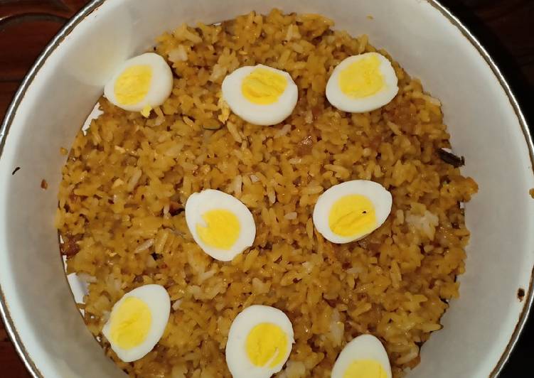 Nasi goreng simple toping telur puyuh