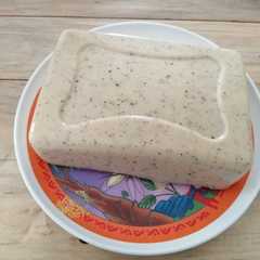 Una foto de Queso vegano de garbanzo a las finas hierbas