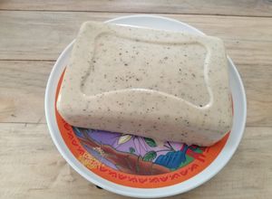 Una foto de Queso vegano de garbanzo a las finas hierbas