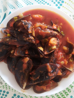 Una foto de Mejillones con salsa de tomate picante