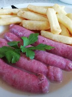 Una foto de Salchichas al vino blanco con patatas fritas