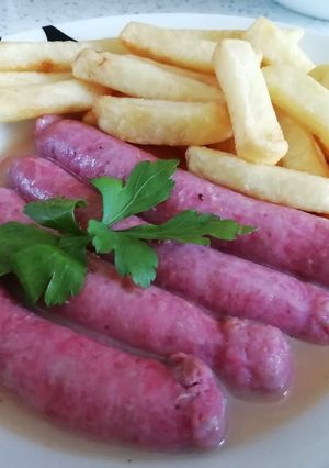 Foto principal de Salchichas al vino blanco con patatas fritas