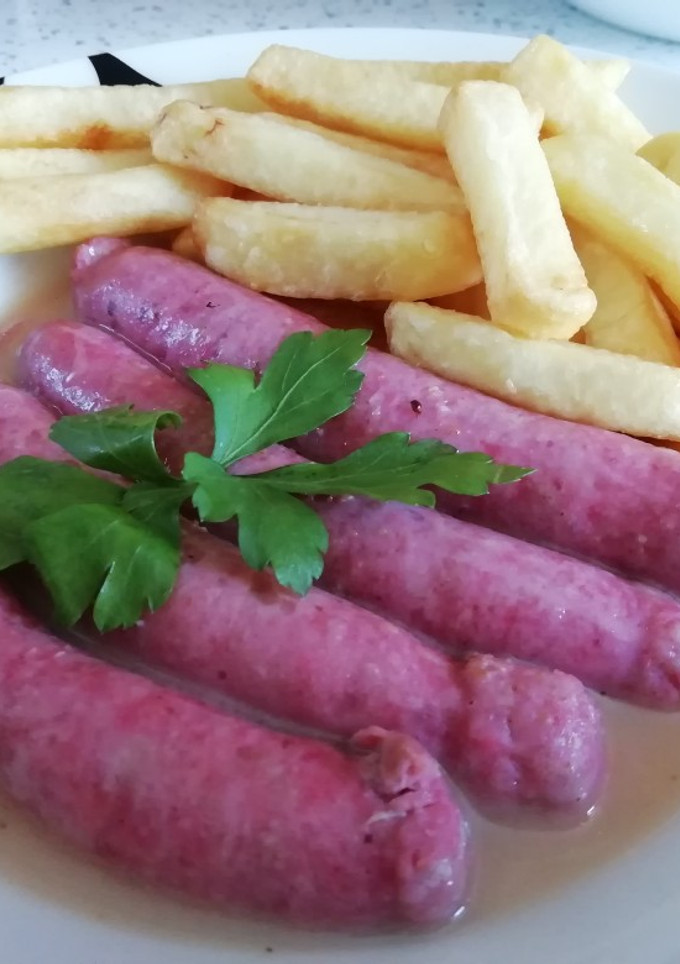 Una foto de Salchichas al vino blanco con patatas fritas