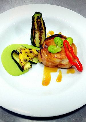 Una foto de Filet miñon de pollo con salsa de taxo y puré de habas tiernas