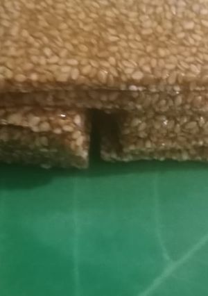 તલની ચીકી (Til Chiki Recipe In Gujarati) રેસીપી મુખ્ય ફોટો