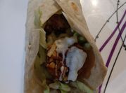 Una foto de falafel pepino