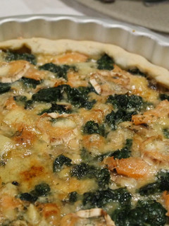 Une photo de Tarte champignons, épinards, saumon fumé et chèvre