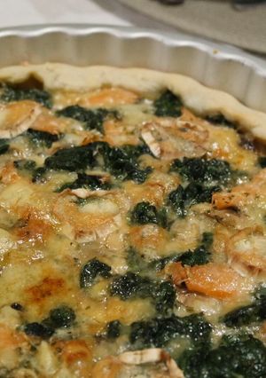 Une photo de Tarte champignons, épinards, saumon fumé et chèvre