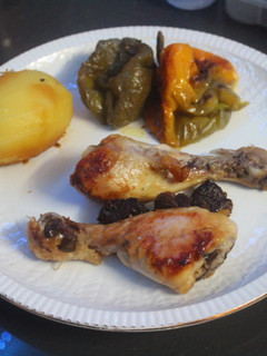 Una foto de Jamoncitos de pollo con patatas y pimientos