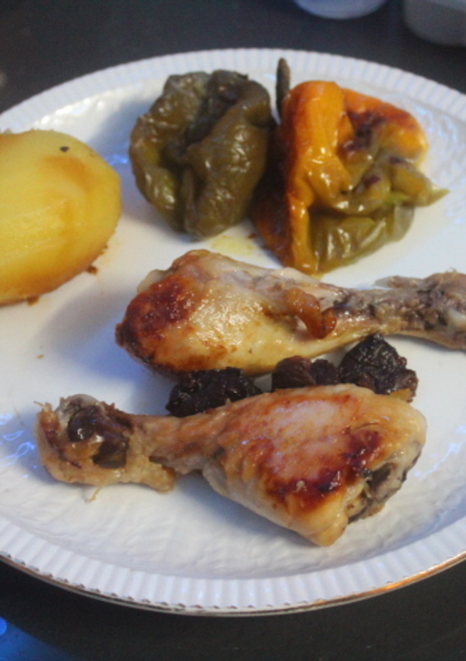 Una foto de Jamoncitos de pollo con patatas y pimientos