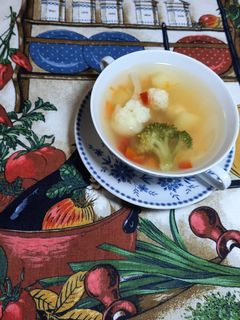 Фото Швидкий супчик з фрикадельками та замороженими овочами.