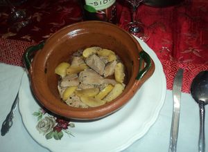 Una foto de Lomo mechado horneado con perones amarillos, especias de cajún y sidra blanca