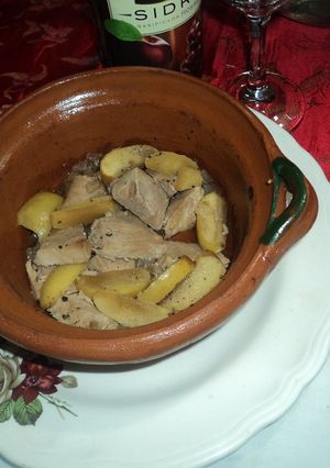 Una foto de Lomo mechado horneado con perones amarillos, especias de cajún y sidra blanca