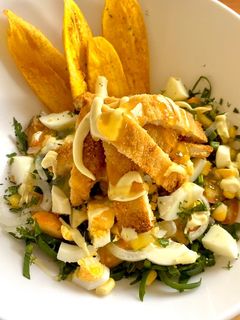 Una foto de Ensalada de espinaca con milanesa de pollo apanada 🥗
