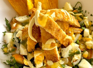Una foto de Ensalada de espinaca con milanesa de pollo apanada 🥗