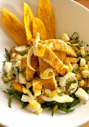 Una foto de Ensalada de espinaca con milanesa de pollo apanada 🥗