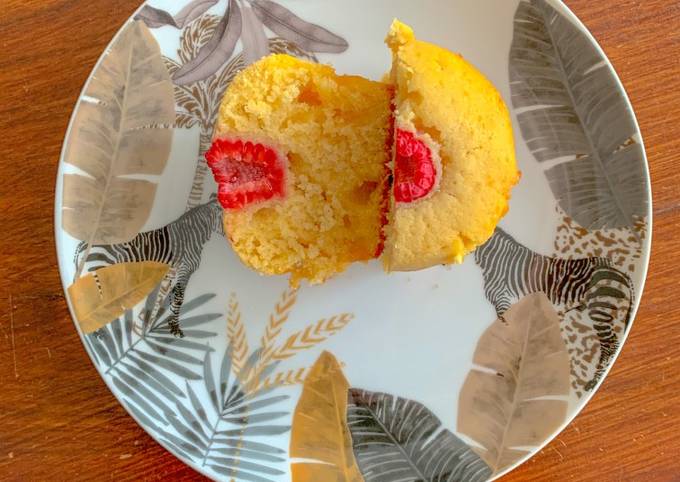 Muffins aux pépites de chocolat blanc et cœur framboise