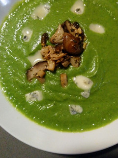 Una foto de Puré de verduras con salteado de setas y gorgonzola