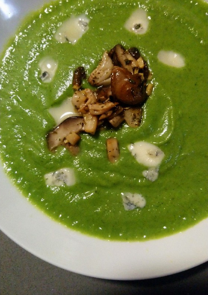 Una foto de Puré de verduras con salteado de setas y gorgonzola