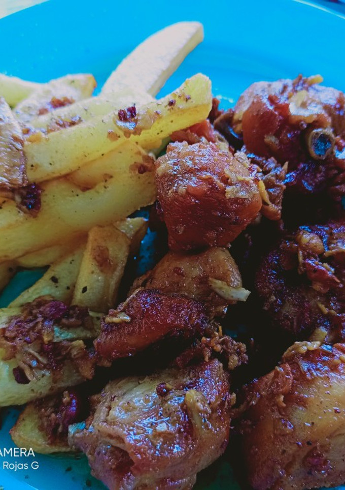 Una foto de Pollo al ajillo