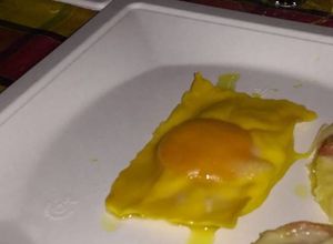 Foto di Raviolo ripieno di ricotta e tuorlo crudo