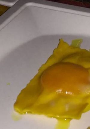 Foto di Raviolo ripieno di ricotta e tuorlo crudo