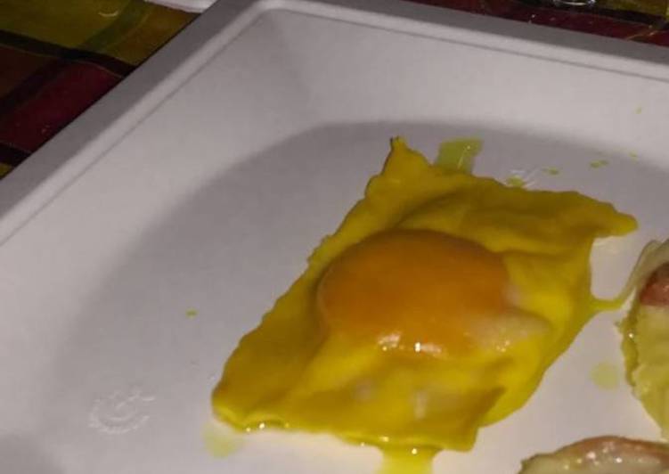 Raviolo ripieno di ricotta e tuorlo crudo