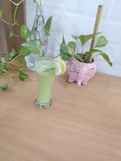 કાકડી અને લીંબુ નું શરબત (Cucumber Lemon Sharbat Recipe In Gujarati) રેસીપી મુખ્ય ફોટો