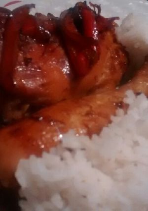 Una foto de Muslos de pollo con pimentón y cebolla
