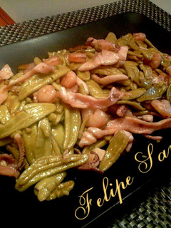 Una foto de Hojas olivo con gambas y calamares