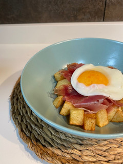 Una foto de Huevos rotos con jamón