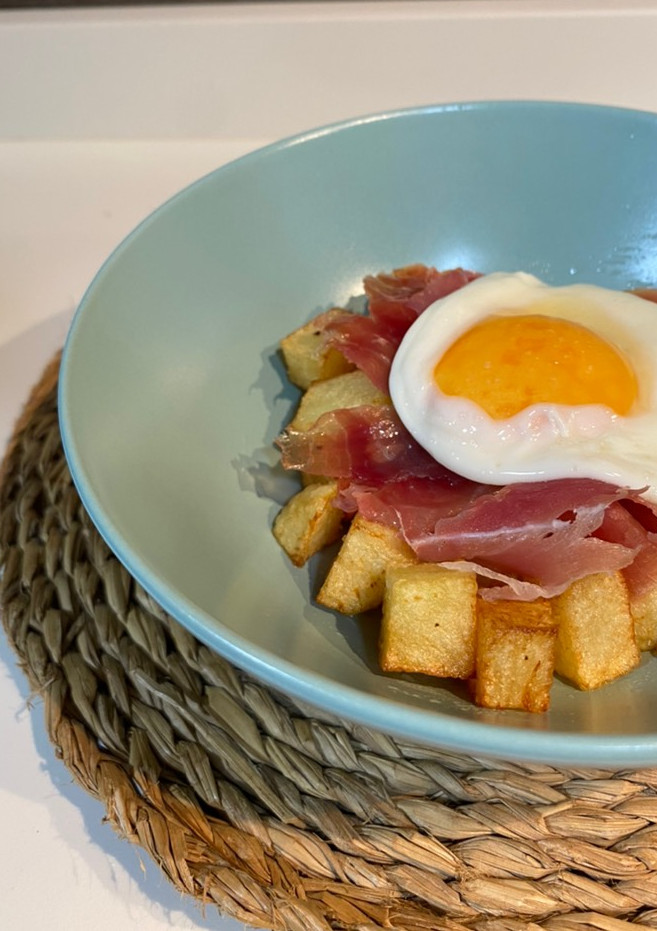Una foto de Huevos rotos con jamón