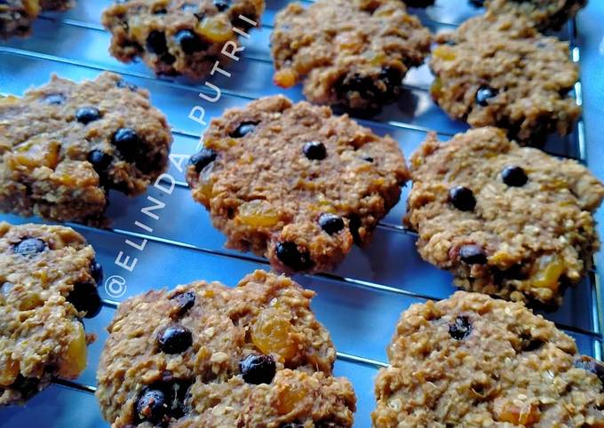 Banana Oatmeal Cookies With Raisin and chocochips