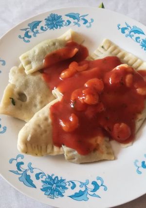 Una foto de Raviolones Rellenos de Espinaca con Salsa de Tomate y Camarones