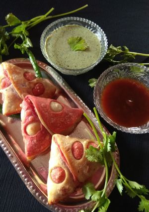 कर्ड बीटरूट समोसा (Curd beetroot samosa recipe in Hindi) रेसिपी मुख्य फोटो